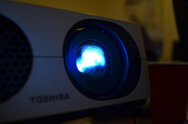 Przewodnik po sprzęcie audiowizualnym: domowy projektor